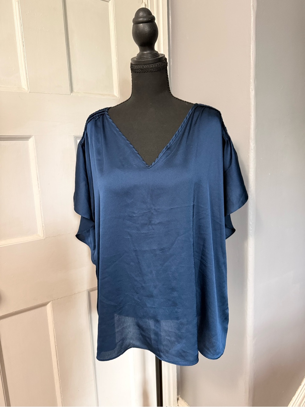 ✨ Philosophy Woman Navy Blue Satin Flutter Sleeve Blouse – Size 1X/TG ✨